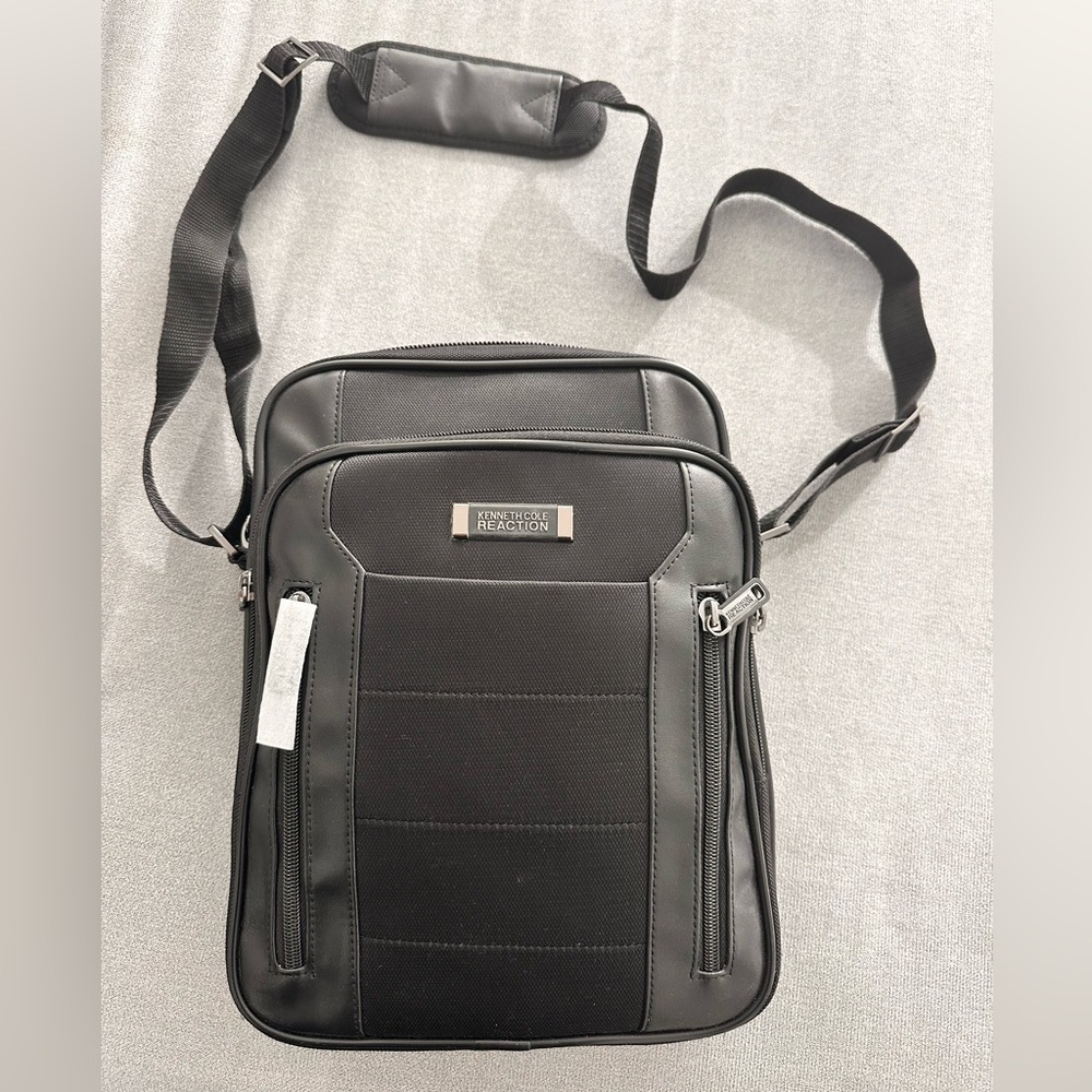 Kenneth Cole Reaction Black cross body / Messenger Bag brand new